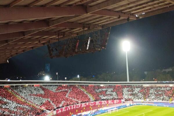 NAVIJAČ PAO SA TRIBINA DIREKTNO NA BETON, IMA TEŠKE TELESNE POVREDE: Drama na utakmici Crvena zvezda - Lajpcig