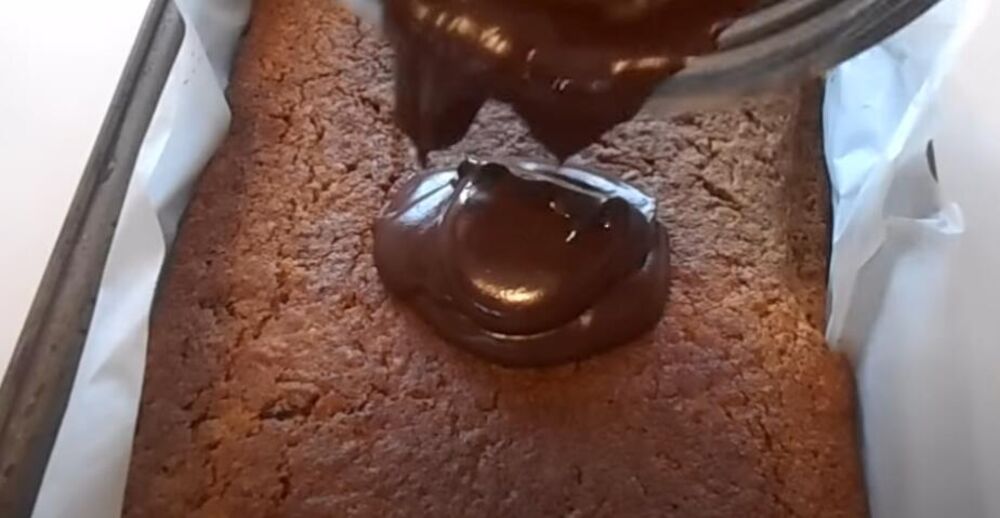 Prelivanje kolača sa čokoladom