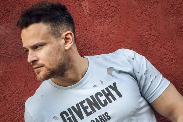 ŠTA RUSI SLUŠAJU U BEOGRADU? Naš pevač ima REPERTOAR samo za njih, PUBLIKA SVE BROJNIJA