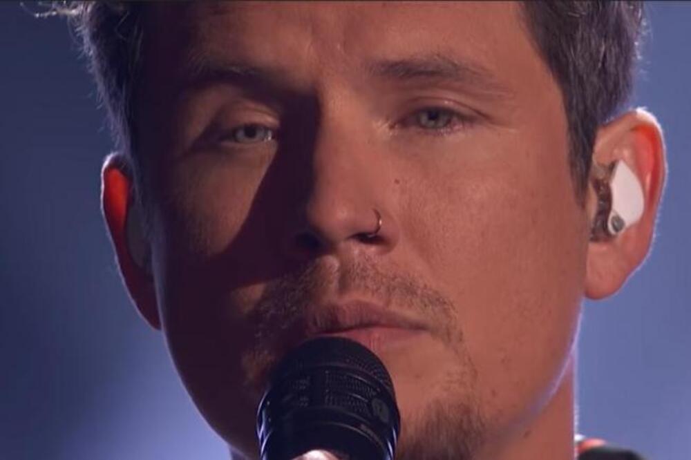 PEVAČ IZAŠAO NA BINU, NAKON PESME REKAO SAMO 1 REČENICU: U studiju nastao muk, a žiri počeo da roni suze (VIDEO)