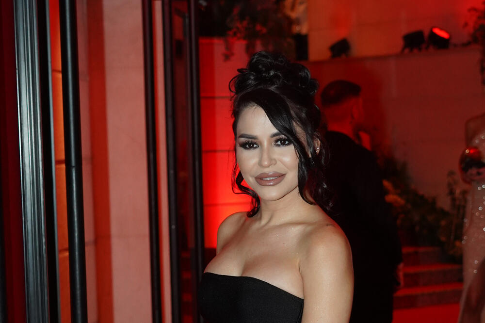 ALEKSANDRA MLADENOVIĆ ŠETA ULICAMA KAO BESKUĆNIK! Pevačica otkrila VELIKU ISTINU, ljudi je šokirano GLEDAJU!