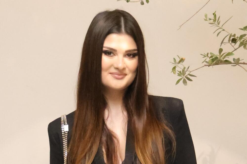 DEDA JOJ SUVI BOGATAŠ, IMA 2 IMENA I VOZI LUKS AUTOMOBILE: Znate li ko je lepotica sa slike?