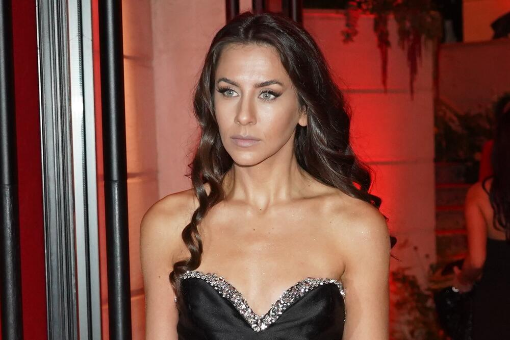 BOGINJA LEPOTE PONOVO NAJJAČA! Donela u Beograd Holivud, žene će biti LJUBOMORNE: Svi pogledi spušteni KA DOLE