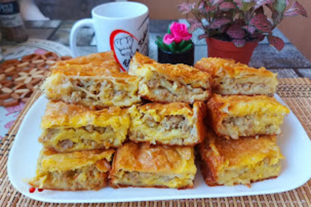 BAKA JELA OTKRILA RECEPT ZA SVOJU ČUVENU PRELIVENU PITU SA MESOM: Jedna ZELENA namirnica joj daje SAMO TAKAV ŠMEK