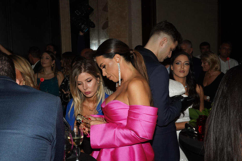 ŠTA SE DESILO 2004. GODINE? Imala dečka koji je imao jake VEZE u SRPSKOM ŠOUBIZNISU, a onda je sve KRENULO