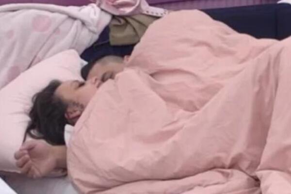 JUTARNJA AKCIJA BEBICE I TEODORE U ELITI: Pali strasni poljupci ispod pokrivača, a onda... (FOTO)