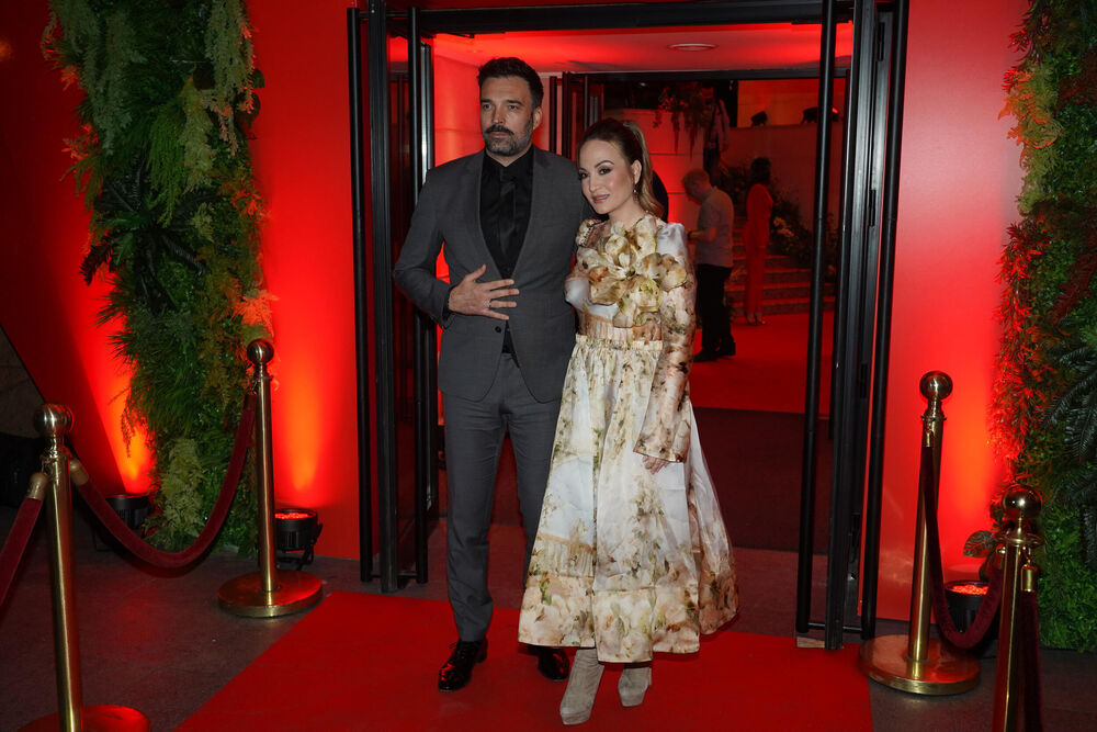 Poznati glumac je svoju dragu držao za ruku i nije puštao