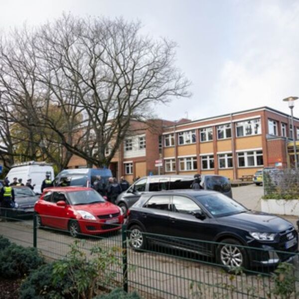 ALBANAC (18) NOŽEM IZBO NASTAVNICU U NEMAČKOJ ŠKOLI: Policija ga upucala, OVO SU PRIZORI S LICA MESTA! (FOTO/VIDEO)