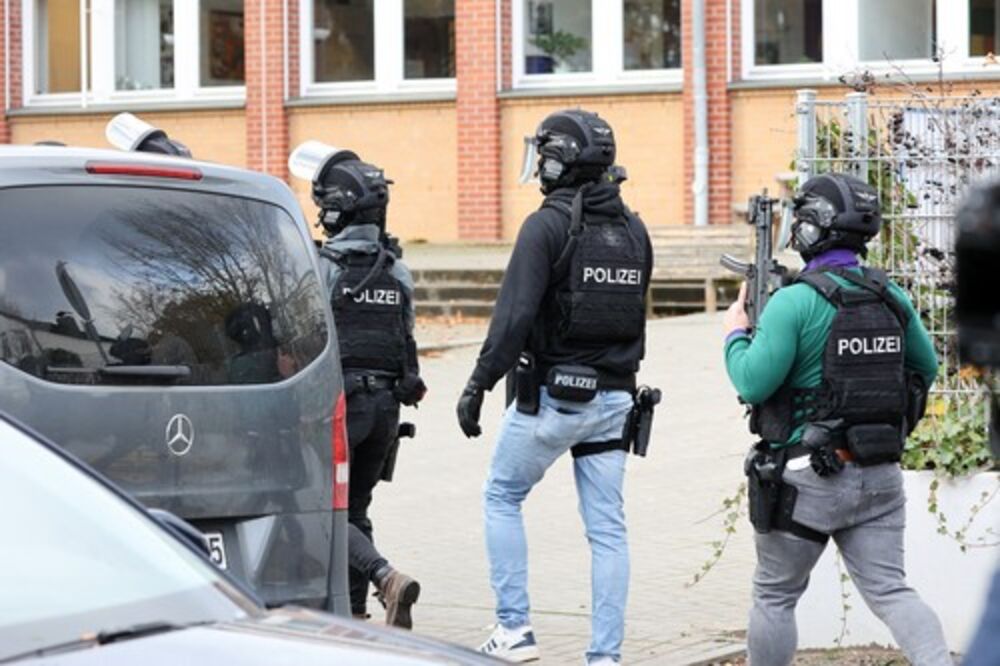Nemačka policija kod škole