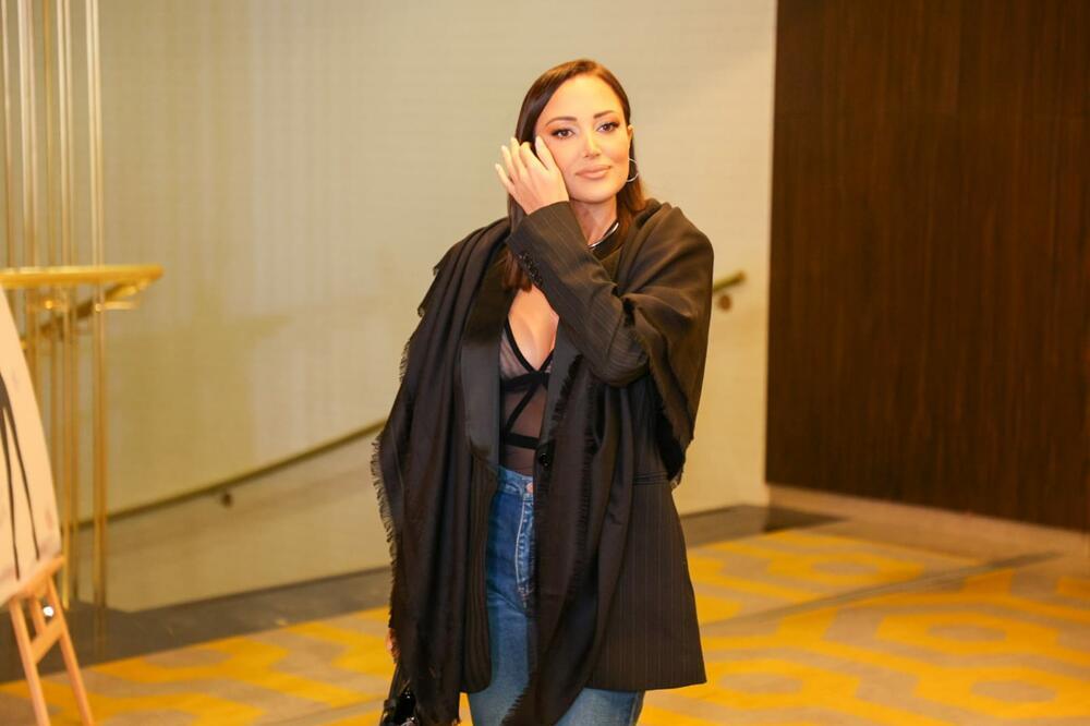 KAD ČUJETE KOJA JE CENA SKAMENIĆETE SE! Haljina kratka, trudna Prijovićka kao devojčica slatka - Srbi traže RAČUN?