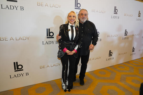 OVO DO SADA NISMO IMALI PRILIKE DA VIDIMO! Brena i Boba se POLJUBILI PRED SVIMA, cela sala počela da aplaudira