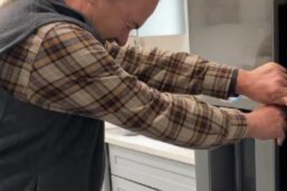 PAR SE VRATIO SA PUTOVANJA I VEĆ NA PRAGU OSTALI ŠOKIRANI: Kad su otvorili vrata u kući ih je čekalo OVO (VIDEO)