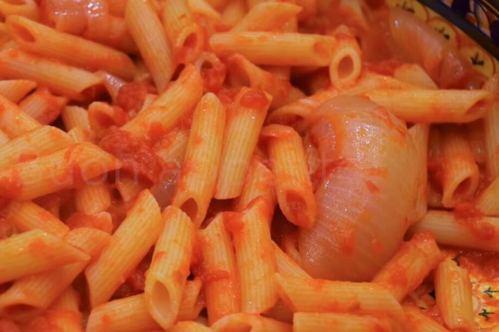 OVO JE NAJUKUSNIJI SOS NA SVETU: Savršeno ide uz sve testenine, prelako se pravi, a ukus je prava FANTAZIJA (VIDEO)