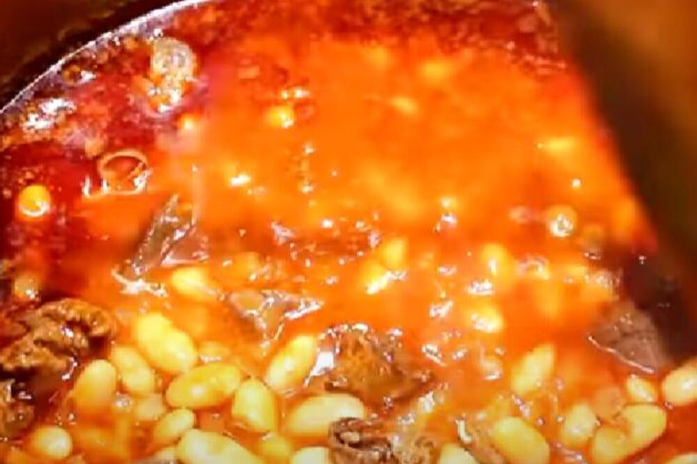 TURKINJE SPREMAJU NAJUKUSNIJI PASULJ SA JEDNOM VRSTOM MESA: Sočan i čorbast - recept star godinama unazad