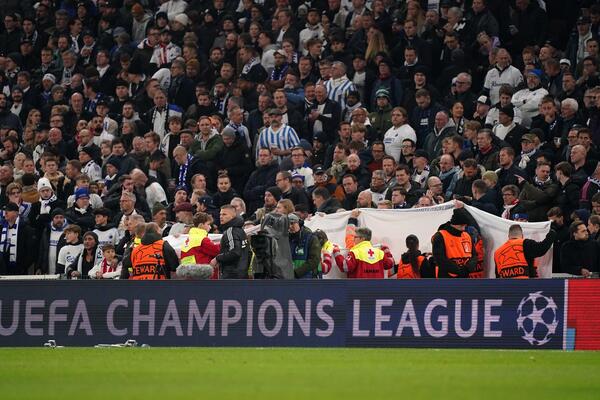 PREKINUT MEČ LIGE ŠAMPIONA: Navijač uleteo na teren, a u rukama je držao OVO! (FOTO/VIDEO)