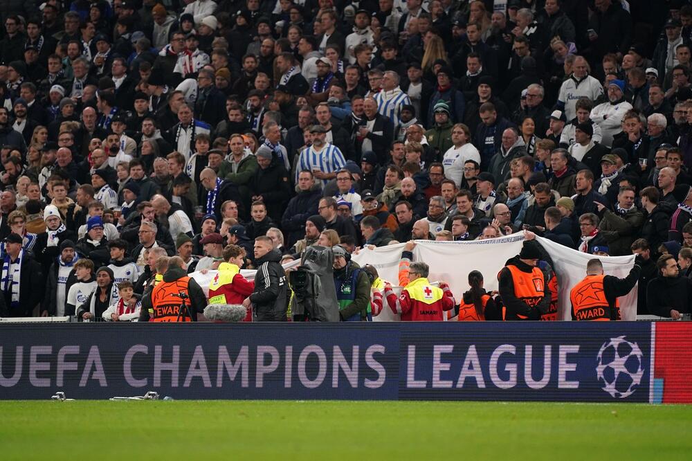 PREKINUT MEČ LIGE ŠAMPIONA: Navijač uleteo na teren, a u rukama je držao OVO! (FOTO/VIDEO)