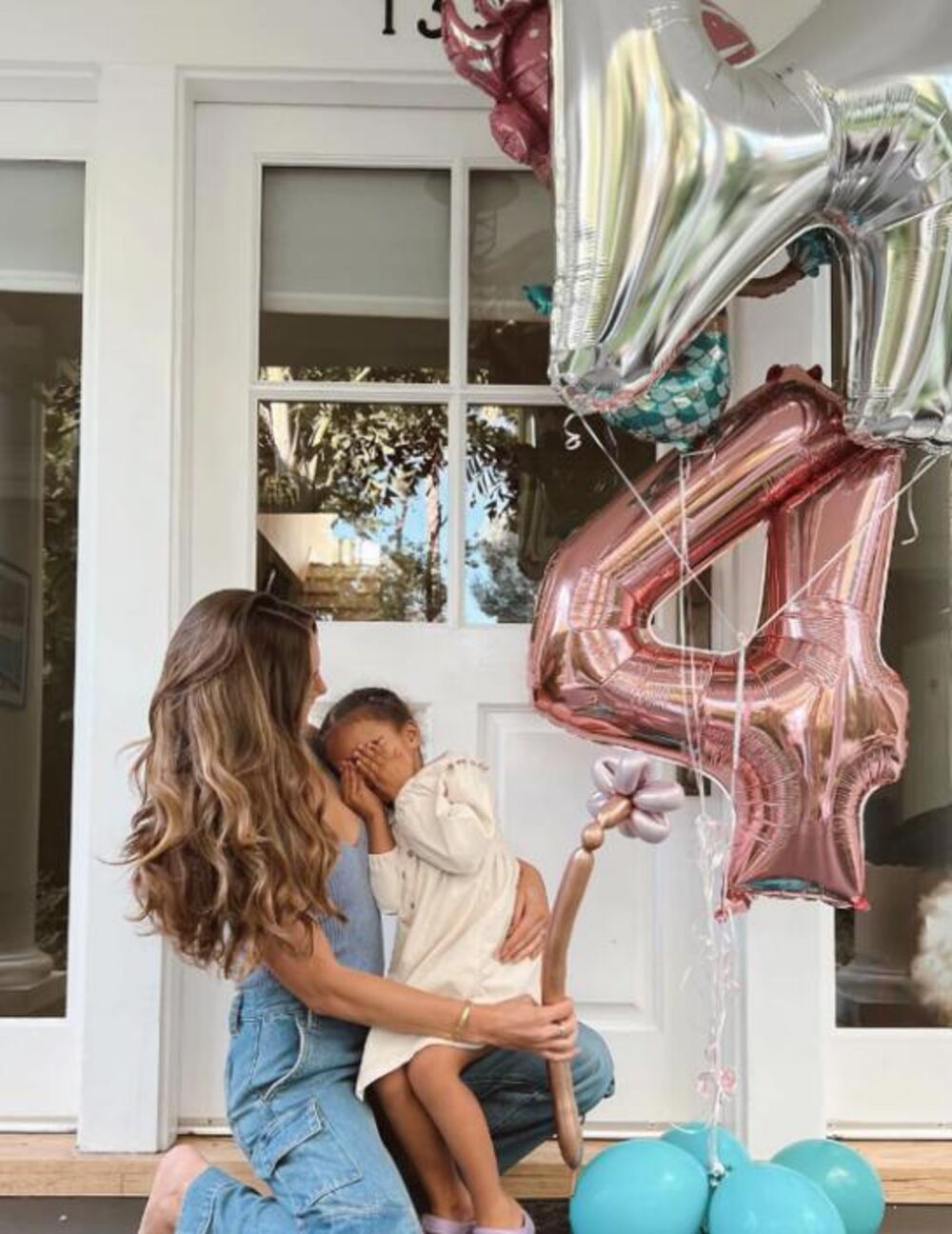  Nina pozirala sa ćerkom u zagrljaju.