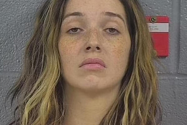 MAJKA IZ PAKLA UBILA SVOJE DVOJE DECE: Komšinica primetila da nešto NIJE U REDU, a ono što je ZATEKLA...