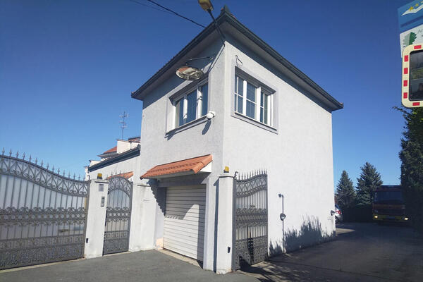 NAPADAČ PLANIRAO DA AKTIVIRA 3 BOMBE NA KUĆU KOSMAJCA! Ekipe pretražile celo imanje na Zvezdari! (FOTO)