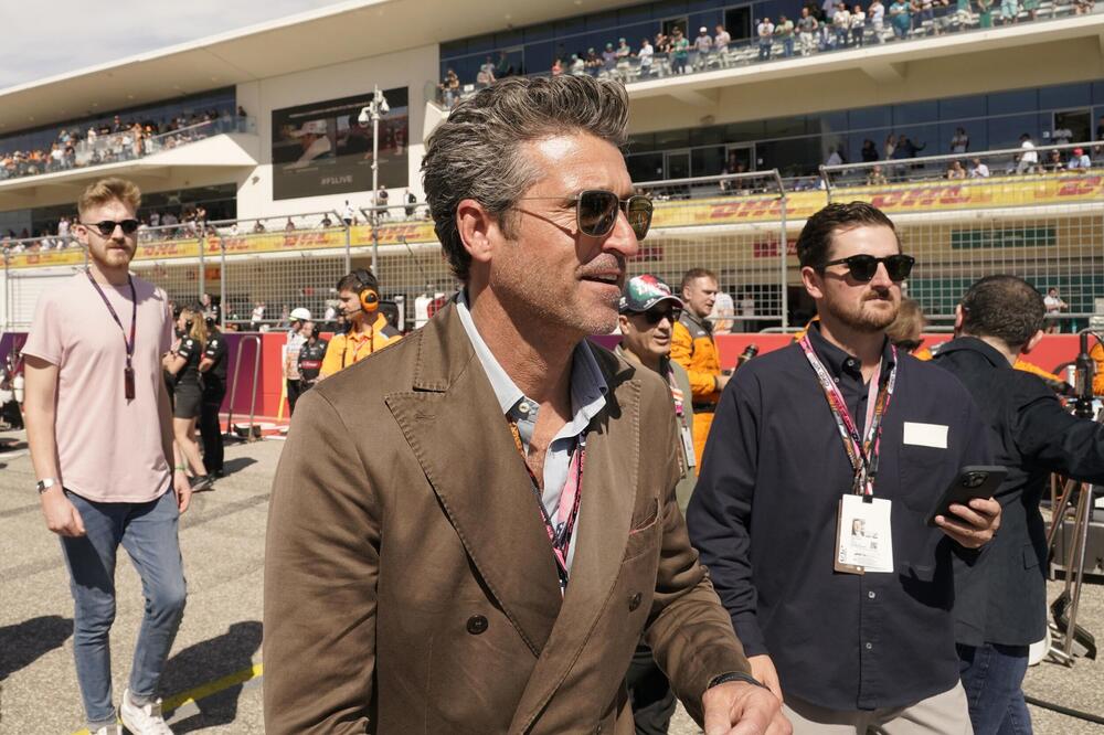 IZABRAN NAJSEKSIPILNIJI MUŠKARAC ZA 2023. GODINU, BRED PIT MU NIJE NI DO KOLENA: Ženama KLECAJU KOLENA kada ga vide