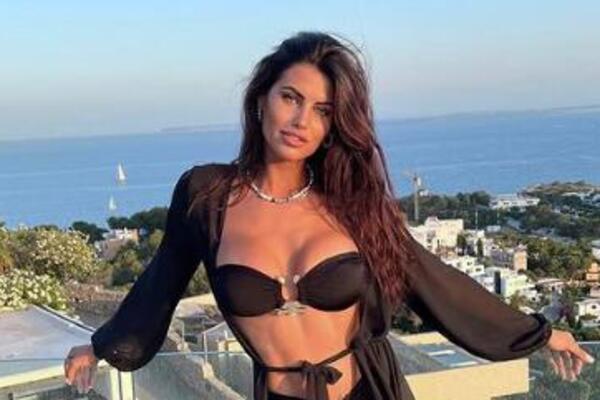 OVO JE NAJFATALNIJA DEVOJKA FUDBALERA IKADA, A NIJE SRPKINJA: Njene GRUDI prkose RAVNOTEŽI, ovo se NE VIĐA KOD NAS