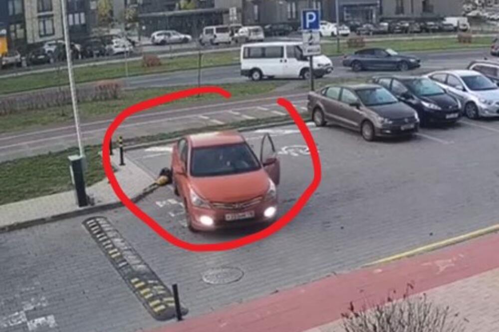 VOZAČI SE PRAVE KAO DA OVO NE POSTOJI, A NEMA NIŠTA OPASNIJE OD TOGA U GRADSKOJ VOŽNJI: Za tren oka nastane HAOS