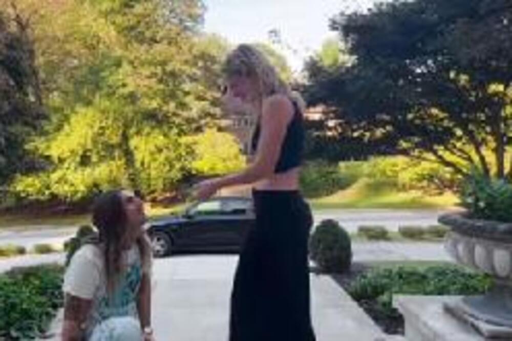 KLEKNUO JE PRED NJOM I TAMAN JE MISLILA DA ĆE JE ZAPROSITI: Ono što joj je uradio nije mogla ni da sanja (VIDEO)