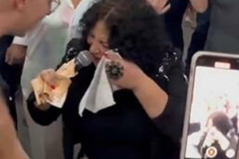 STOJA NAPRAVILA PRAVU FEŠTU TOKOM NASTUPA: Novčanice SAMO LETELE, a ona nije MOGLA DA ZAUSTAVI SUZE (VIDEO)