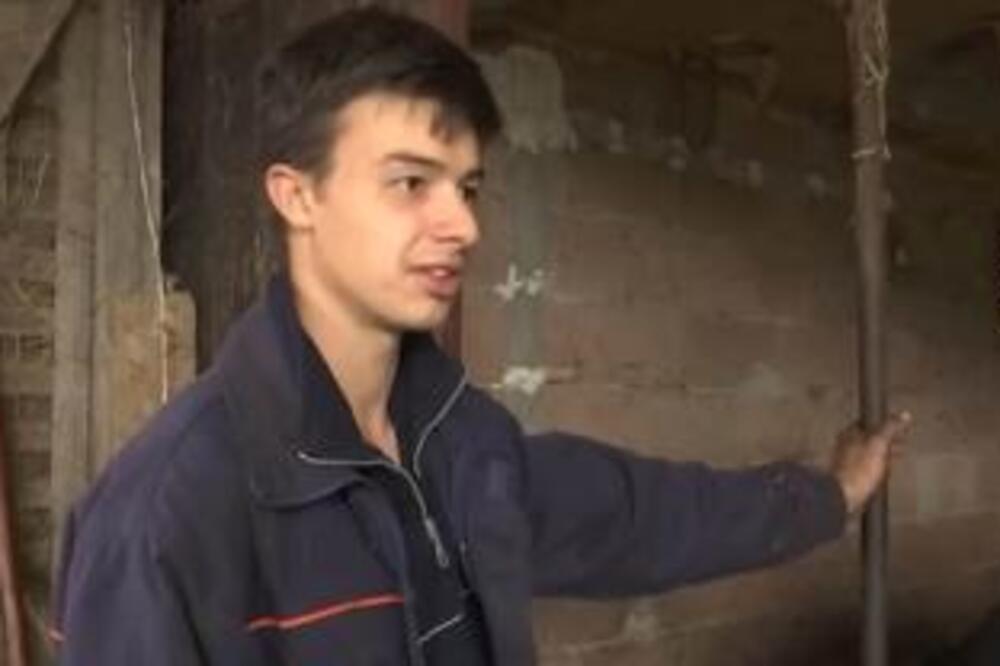 "NOĆU ŽANJE ŽITO DRUGOM, A DANJU...": Boško iz Kraljeva tek napunio 18, a život na SELU za njega je... (FOTO)