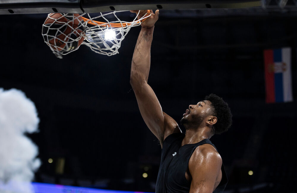 Bruno Kaboklo na zagrevanju pred susret Partizana i Fenerbahčea