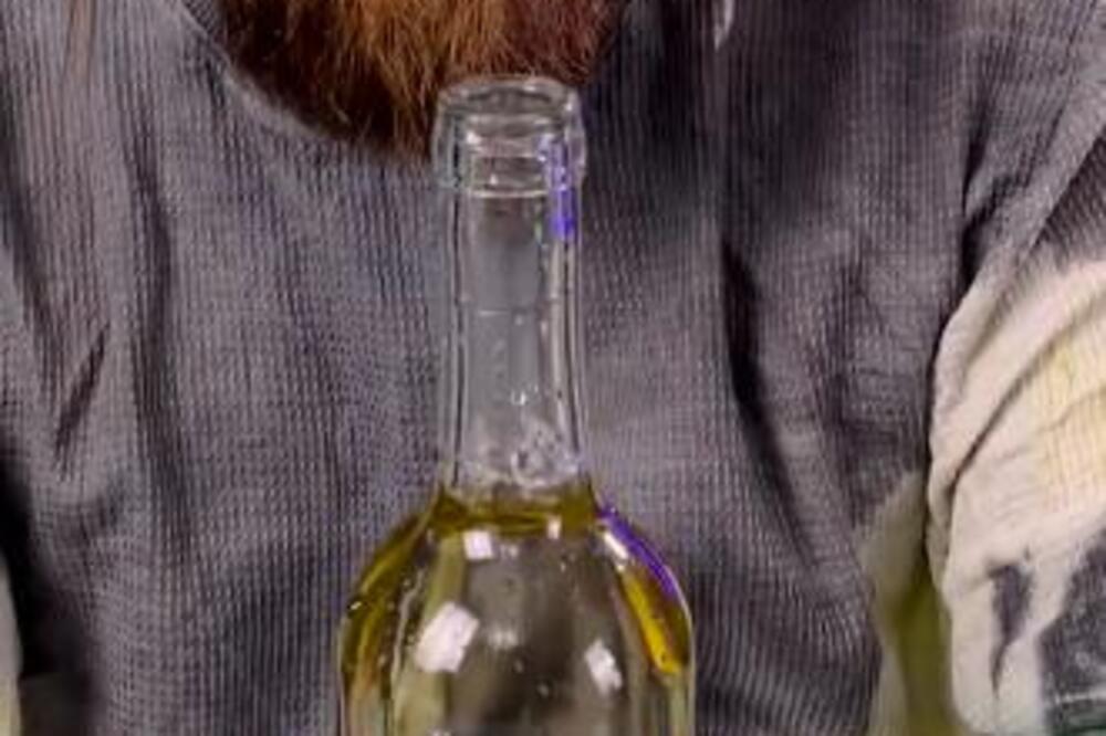 NEVEROVATAN TRIK ZA OTVARANJE FLAŠE ZA VINO: Nikad niste ni pomislili da probate uz pomoć OVOG PREDMETA (VIDEO)