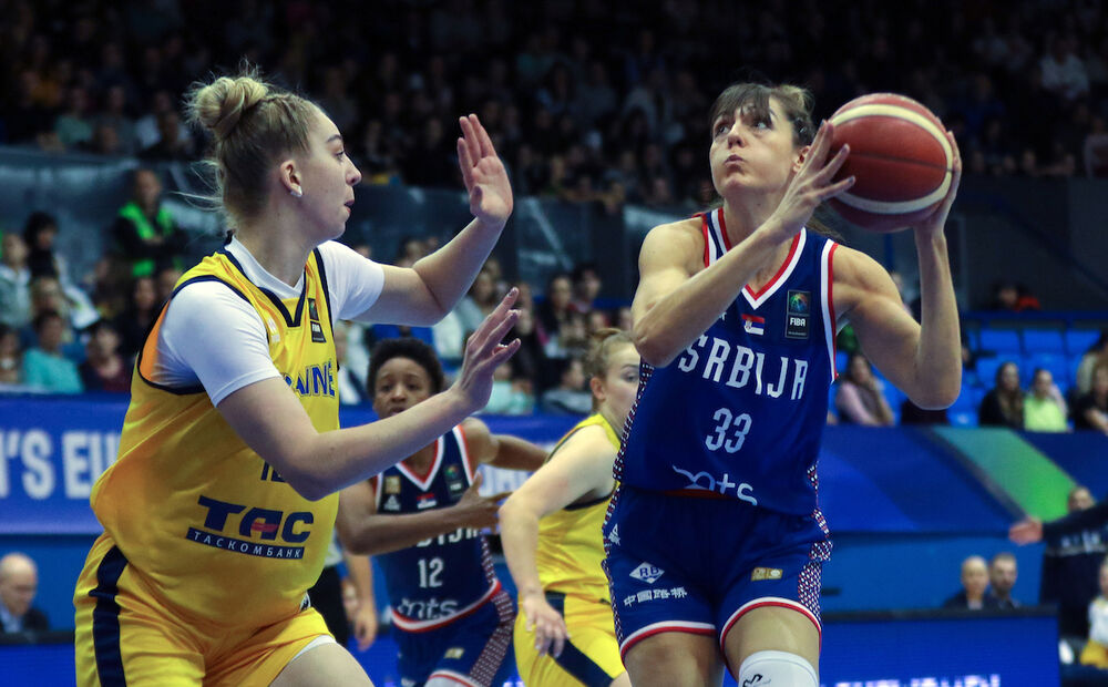 Tina Krajišnik (desno) na utakmici Srbije i Ukrajine