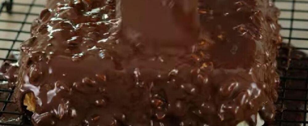 Prelivanje snikers torte sa keksom