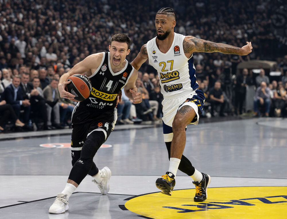 Aleksa Avramović i Tajler Dorsi u duelu na meču Partizana i Fenerbahčea