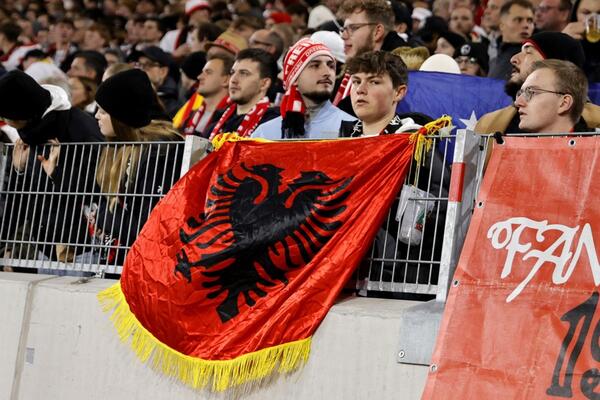 DA LI ĆE UEFA PONOVO ĆUTATI? Albanci pokazivali dvoglavog orla, mahali zastavama i sramno vređali fudbalere TSC