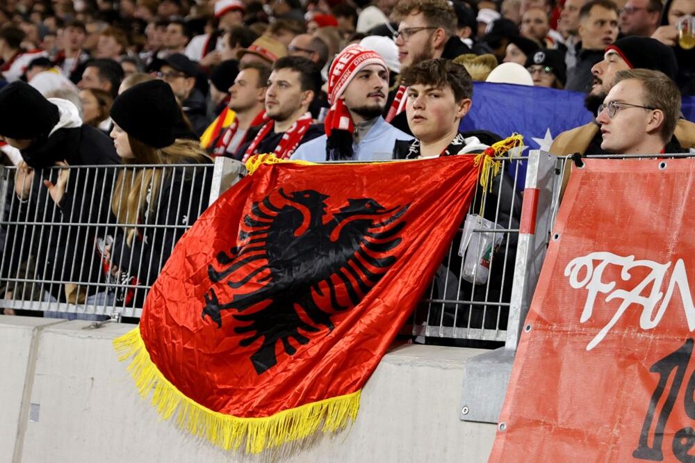 DA LI ĆE UEFA PONOVO ĆUTATI? Albanci pokazivali dvoglavog orla, mahali zastavama i sramno vređali fudbalere TSC