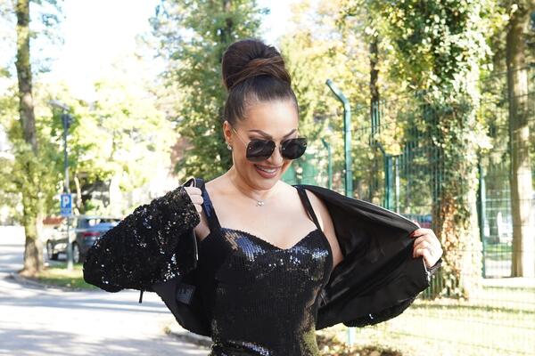 CECO, ŽENO, ŠTA TO RADIŠ? Počela da se skida pred fotografima, a oni sve SNIMILI: Dekolte DESETKA, a tek dole...