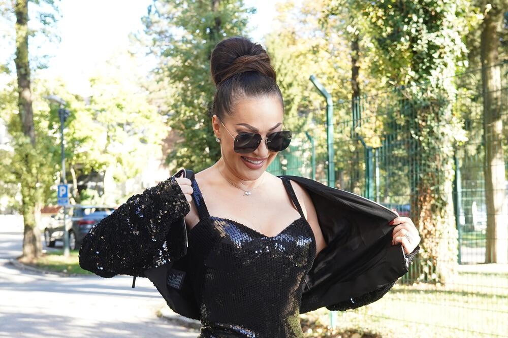 CECO, ŽENO, ŠTA TO RADIŠ? Počela da se skida pred fotografima, a oni sve SNIMILI: Dekolte DESETKA, a tek dole...