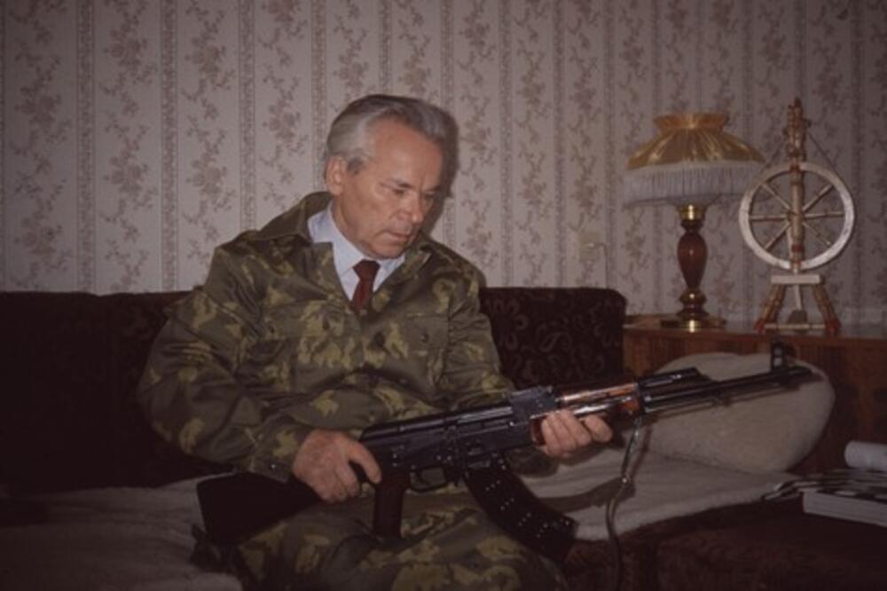 ČOVEK KOG SU KONTROVERZE PRATILE I NAKON SMRTI: Znate li ko je tvorac NAJPOZNATIJEG ORUŽJA na svetu - KALAŠNJIKOVA?