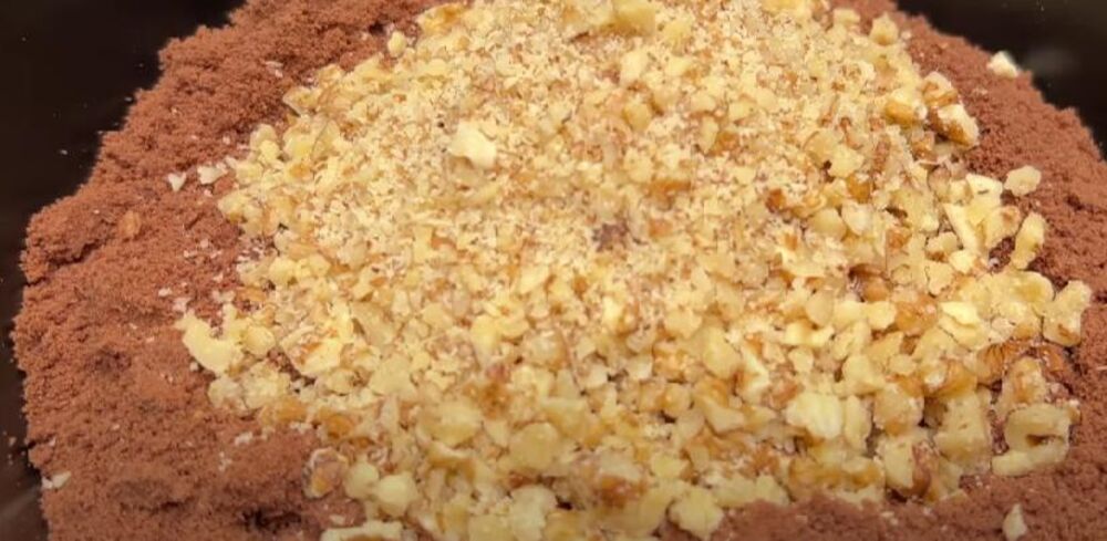 Izmrvljen keks sa orasima u činiji