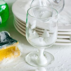 Kad čujete zašto, odmah ćete prestati s tim: Evo zašto čaše nikada ne treba okretati naopako posle pranja