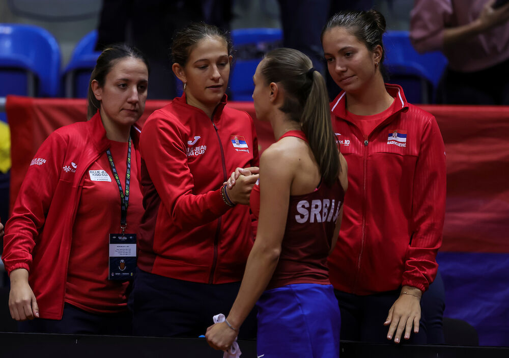 Aleksandra Krunić zajedno sa saigračicama iz Bili Džin King kup reprezentacije Srbije