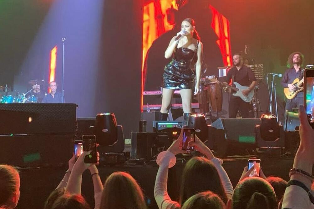 AU, PRIJO ŠTA NAM RADIŠ! Pevačica se presvukla na koncertu, a narod ostao BEZ TEKSTA, ona je ŽIVA VATRA!