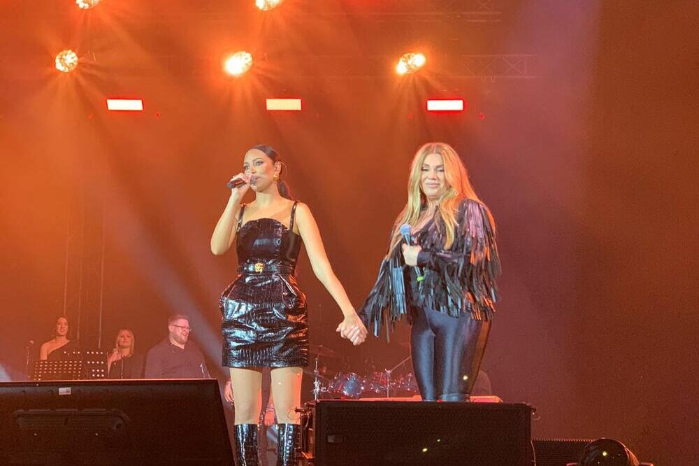 SUZA SUZU STIŽE: Prija zaplakala na svom koncertu, a specijalan gost joj je OVA SRPSKA ZVEDZA, zajedno su ZAPEVALE