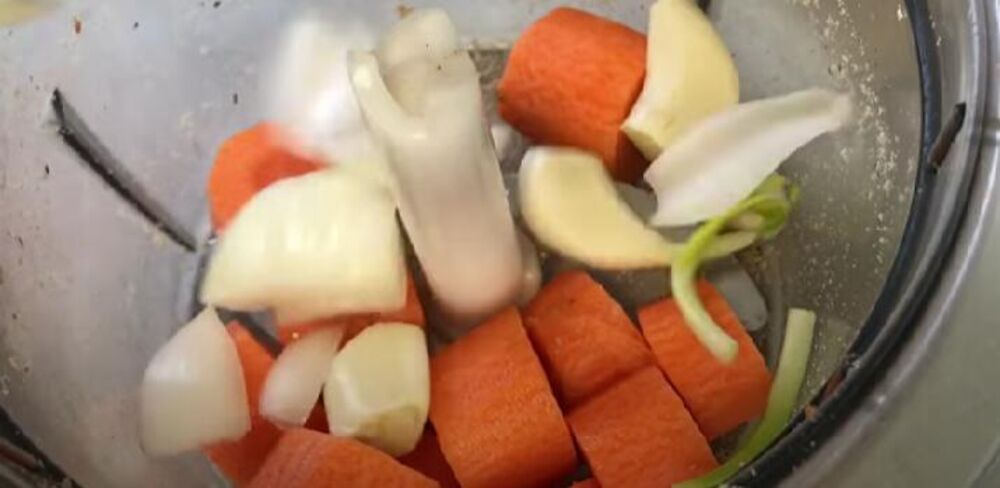 Šargarepa i crni luk u blenderu