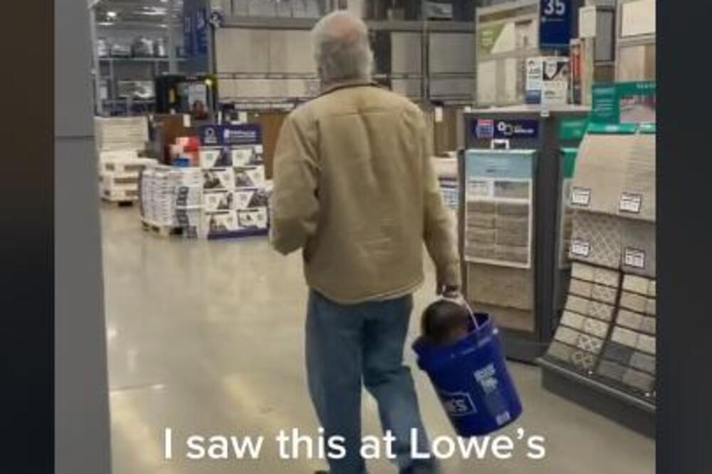 DEKA UŠAO U PRODAVNICU DA KUPI MATERIJAL! U ruci nosio KANTU, a ljudi nisu VEROVALI šta IZVIRUJE iz NJE (VIDEO)