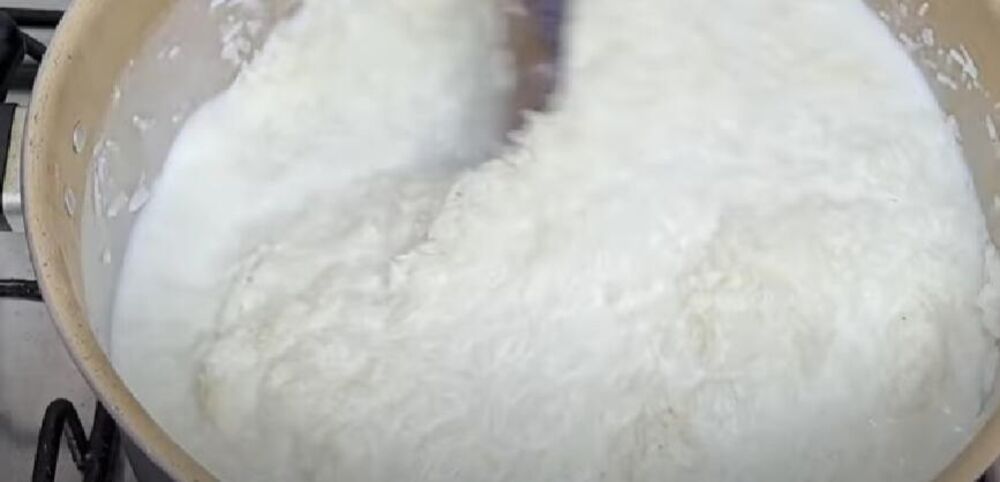 Pirinač, mleko i kokos u šerpi