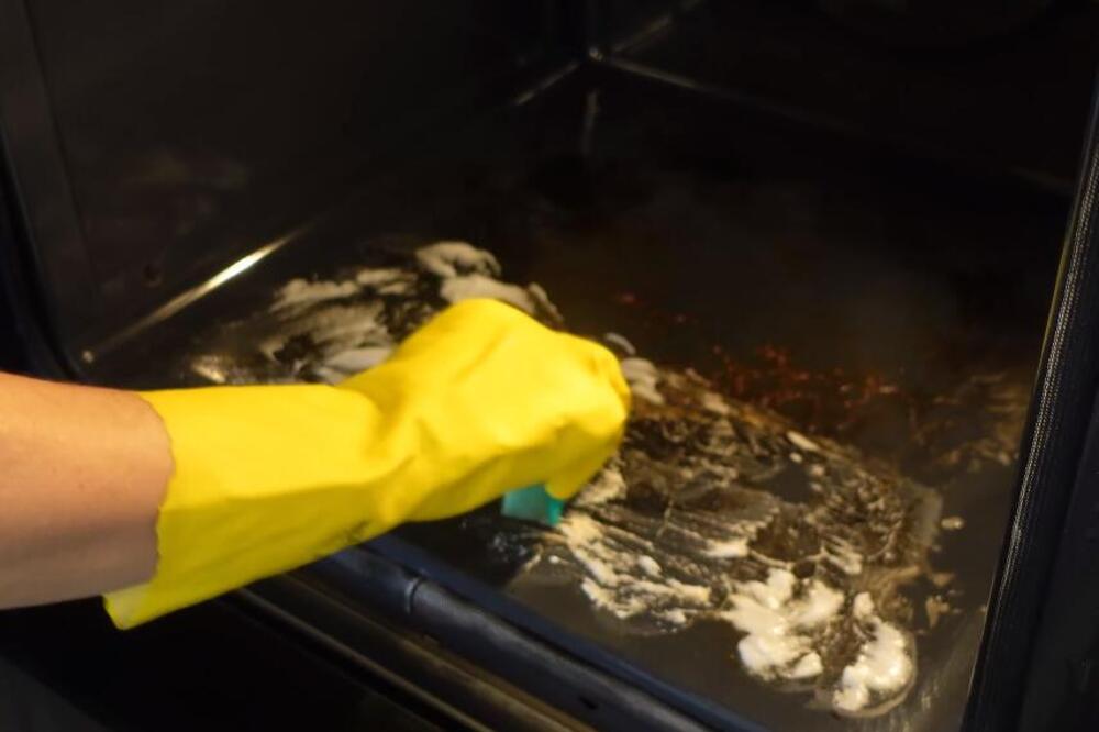 Zaboravite na mukotrpno ribanje rerne: Ubacite ovo u nju i ostavite preko noći, ujutru će vas sačekati pravo čudo