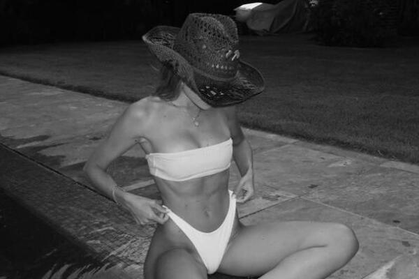 IZRAELSKA LEPOTICA OSTAVLJA BEZ DAHA! Žena golmana Zvezde se vratila u domovinu, pa se SKINULA na plaži! (FOTO)