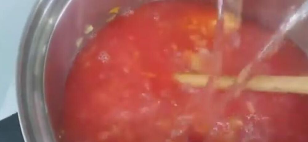 Paradajz u šerpi sa crnim lukom i šargarepom